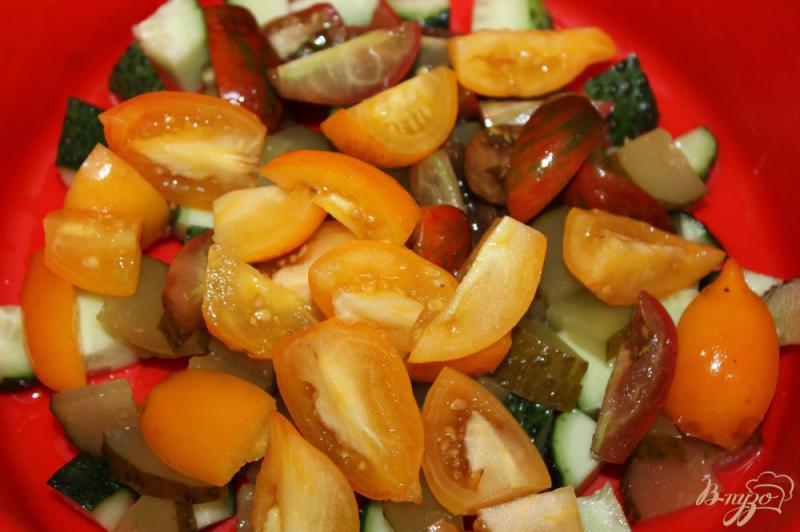 Фото приготовление рецепта: Салат по - домашнему с солеными огурцами шаг №2