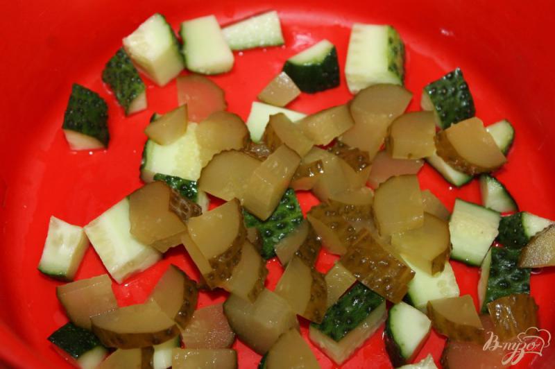Фото приготовление рецепта: Салат по - домашнему с солеными огурцами шаг №1