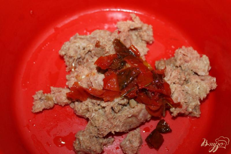 Фото приготовление рецепта: Котлеты с печеным помидором и сыром шаг №2