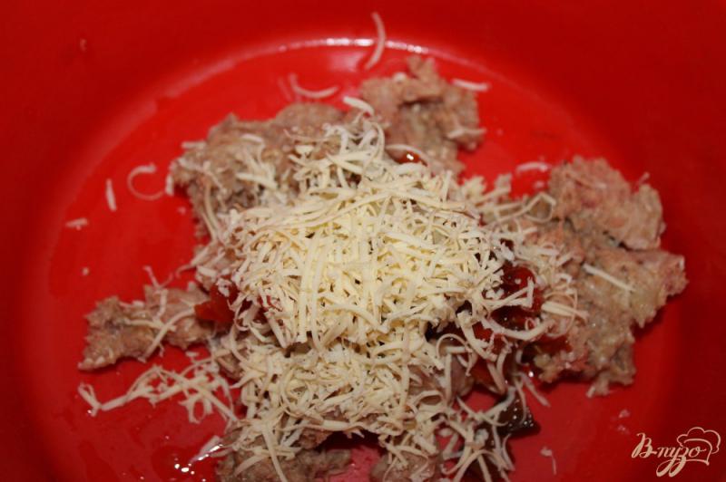 Фото приготовление рецепта: Котлеты с печеным помидором и сыром шаг №3