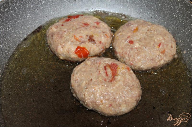 Фото приготовление рецепта: Котлеты с печеным помидором и сыром шаг №5
