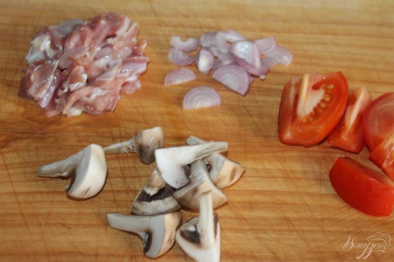 Фото приготовление рецепта: Курица с грибами и помидорами под сыром шаг №1