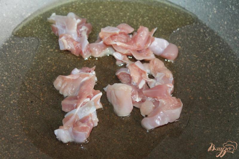 Фото приготовление рецепта: Курица с грибами и помидорами под сыром шаг №2