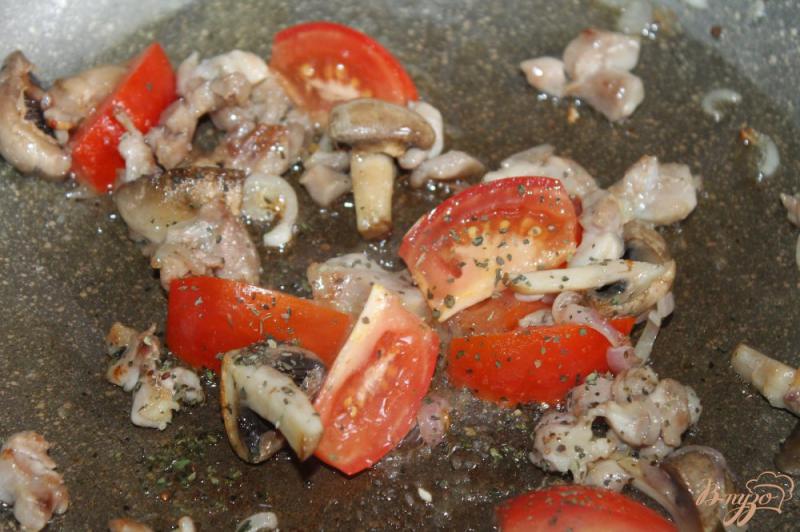 Фото приготовление рецепта: Курица с грибами и помидорами под сыром шаг №4