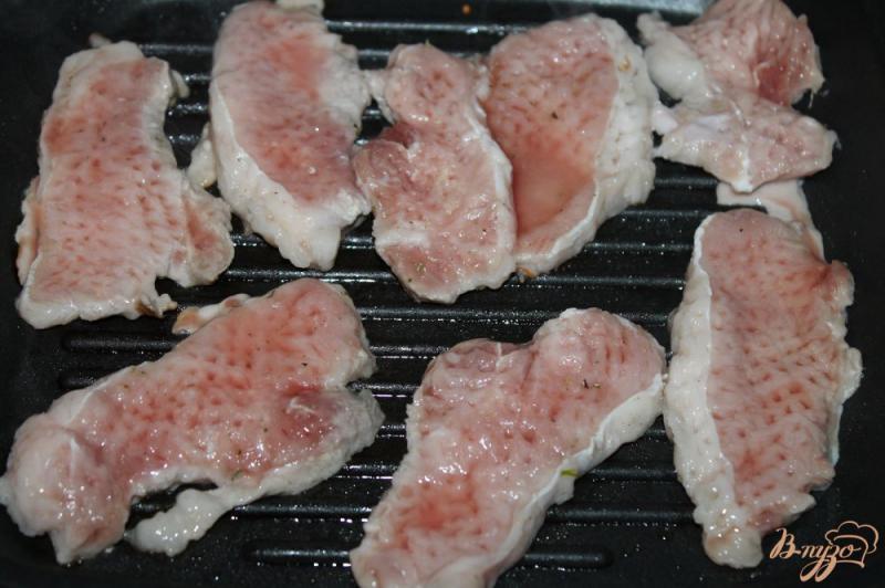 Фото приготовление рецепта: Свиная отбивная с баклажаном, помидорами и сыром шаг №4