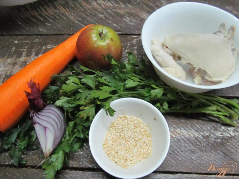 Фото приготовление рецепта: Салат из курицы с яблоком и морковью шаг №1
