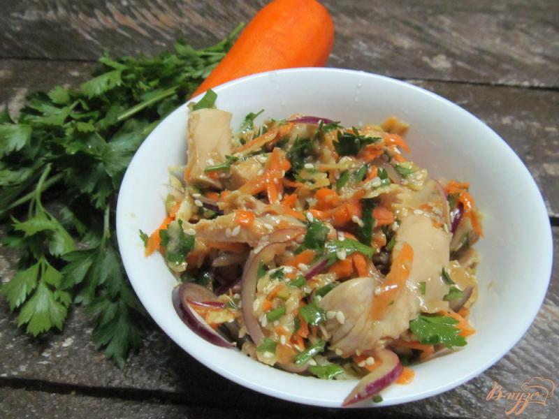 Фото приготовление рецепта: Салат из курицы с яблоком и морковью шаг №5