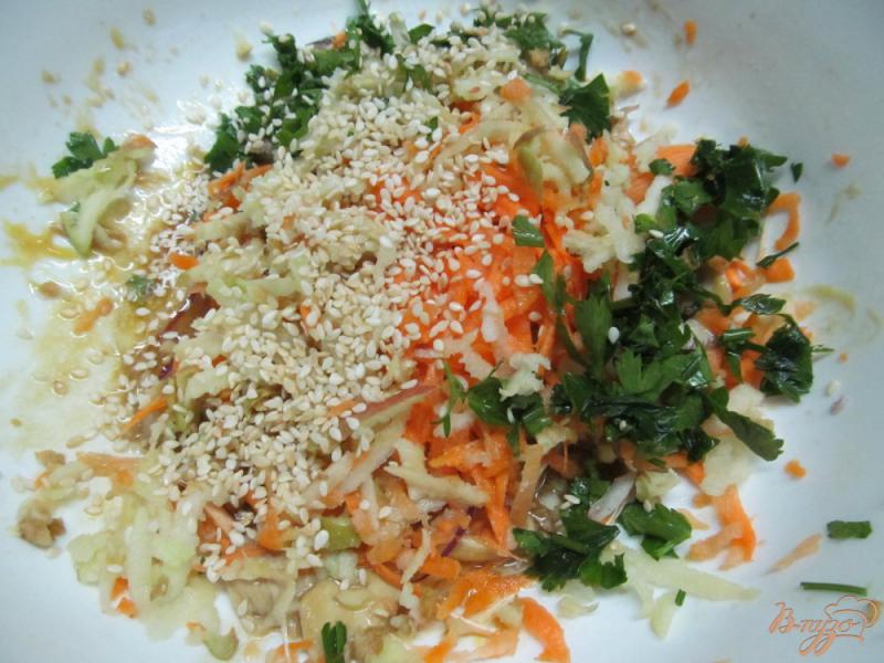 Фото приготовление рецепта: Салат из курицы с яблоком и морковью шаг №4