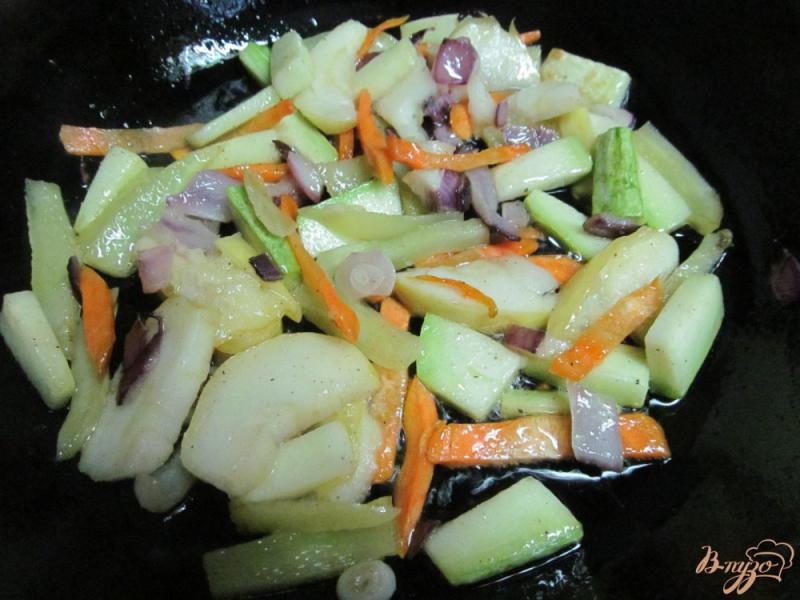 Фото приготовление рецепта: Кус-кус с овощами и яблоком шаг №3