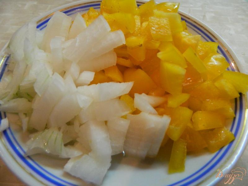 Фото приготовление рецепта: Салат из сервелата и болгарского перца шаг №2