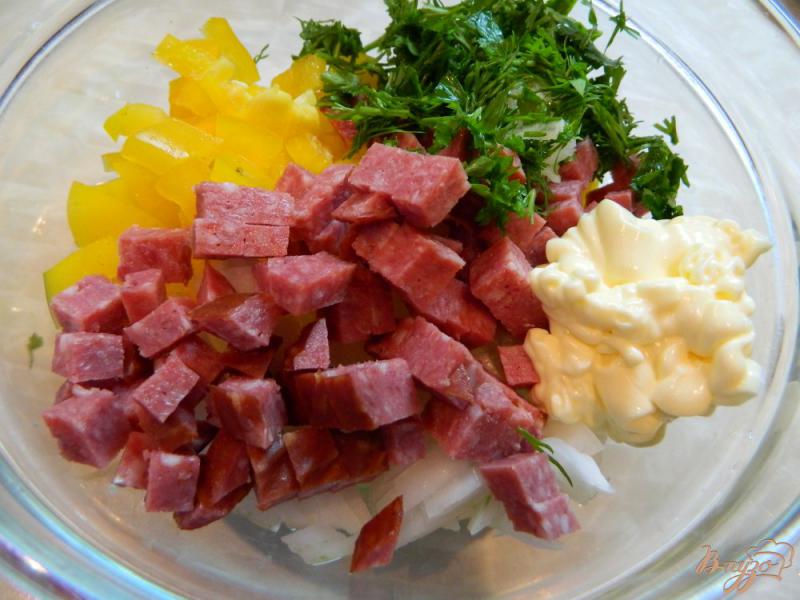 Фото приготовление рецепта: Салат из сервелата и болгарского перца шаг №4