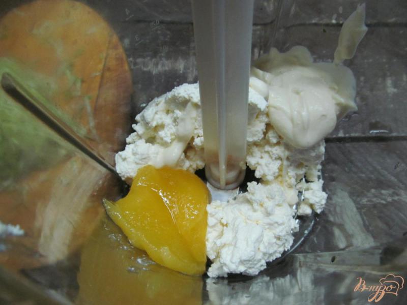 Фото приготовление рецепта: Творожный десерт с клубникой и кабачком шаг №2