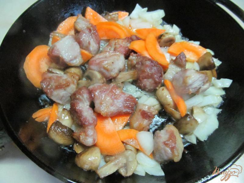 Фото приготовление рецепта: Рагу из фасоли со свининой шаг №3