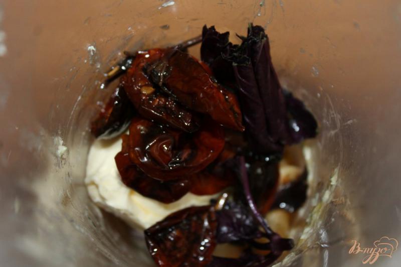 Фото приготовление рецепта: Закусочное сливочное масло с вялеными томатами и базиликом шаг №2