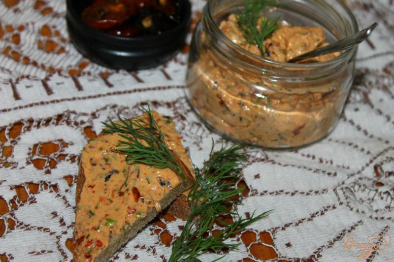 Фото приготовление рецепта: Закусочное сливочное масло с вялеными томатами и базиликом шаг №4
