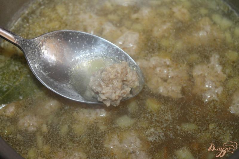 Фото приготовление рецепта: Суп с ленивыми фрикадельками, баклажаном и вермишелью шаг №5