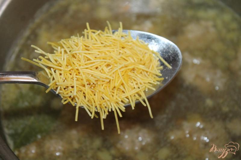 Фото приготовление рецепта: Суп с ленивыми фрикадельками, баклажаном и вермишелью шаг №6