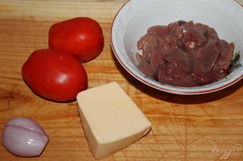 Фото приготовление рецепта: Салат с печенью, помидорами, луком и сыром шаг №1