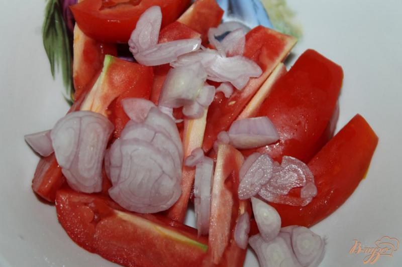 Фото приготовление рецепта: Салат с печенью, помидорами, луком и сыром шаг №4