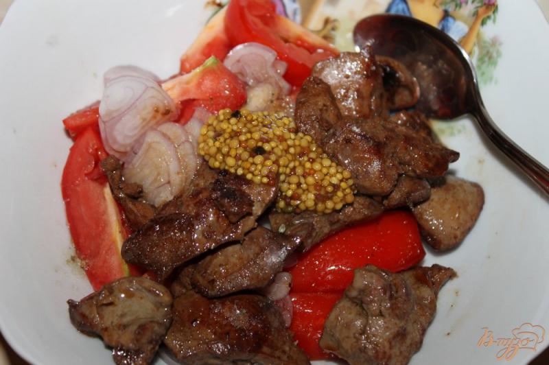 Фото приготовление рецепта: Салат с печенью, помидорами, луком и сыром шаг №5