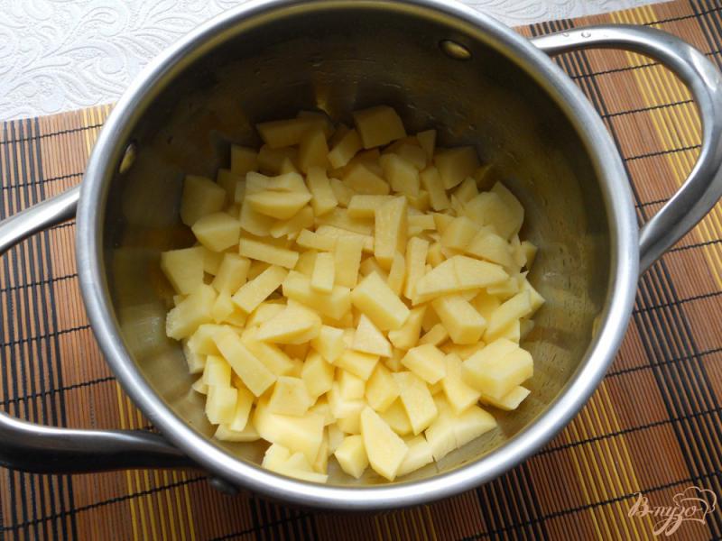 Фото приготовление рецепта: Суп с плавленным сыром и сосисками шаг №1