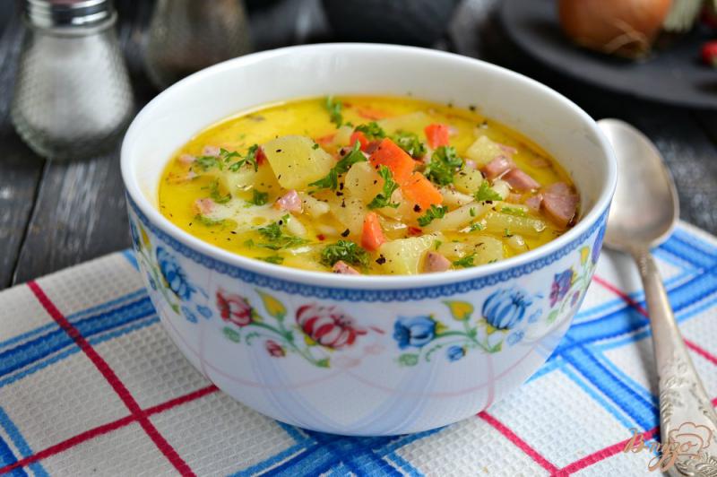Фото приготовление рецепта: Суп с плавленным сыром и сосисками шаг №7