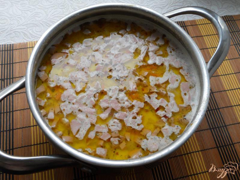 Фото приготовление рецепта: Суп с плавленным сыром и сосисками шаг №6