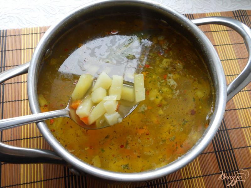 Фото приготовление рецепта: Суп с плавленным сыром и сосисками шаг №3