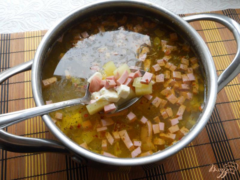 Фото приготовление рецепта: Суп с плавленным сыром и сосисками шаг №5