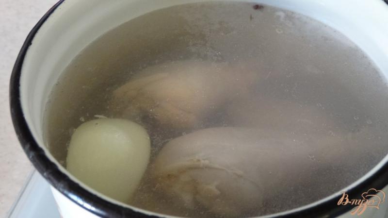 Фото приготовление рецепта: Суп с курицей и шампиньонами шаг №1