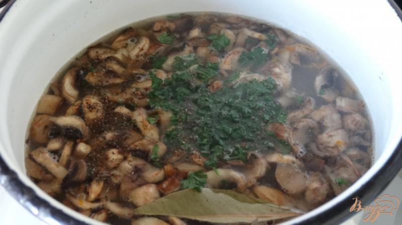 Фото приготовление рецепта: Суп с курицей и шампиньонами шаг №6