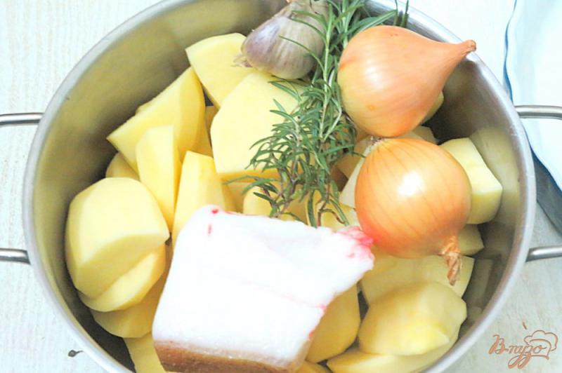 Фото приготовление рецепта: Картофель запеченный в духовке, на сале шаг №1
