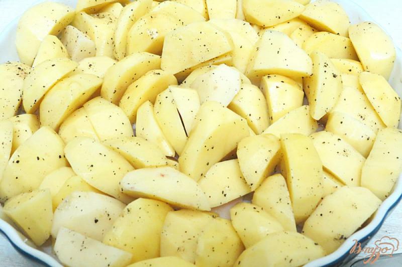 Фото приготовление рецепта: Картофель запеченный в духовке, на сале шаг №4