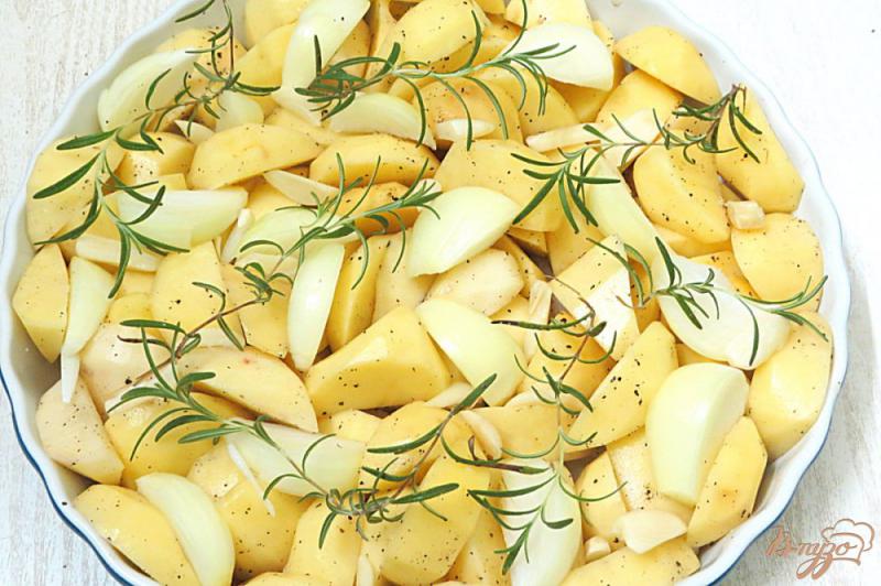 Фото приготовление рецепта: Картофель запеченный в духовке, на сале шаг №6