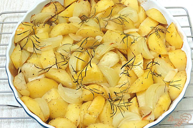 Фото приготовление рецепта: Картофель запеченный в духовке, на сале шаг №7