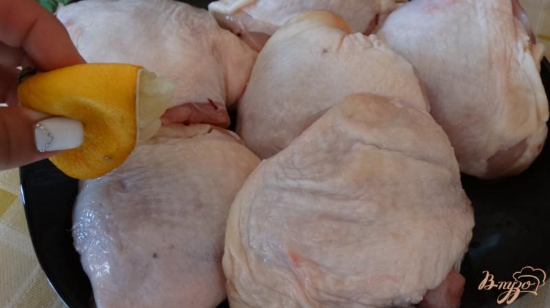 Фото приготовление рецепта: Куриные бедра запеченные с карри шаг №2