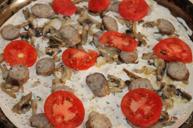 Фото приготовление рецепта: Пицца из слоеного теста с вешенками и домашними свиными колбасками шаг №5