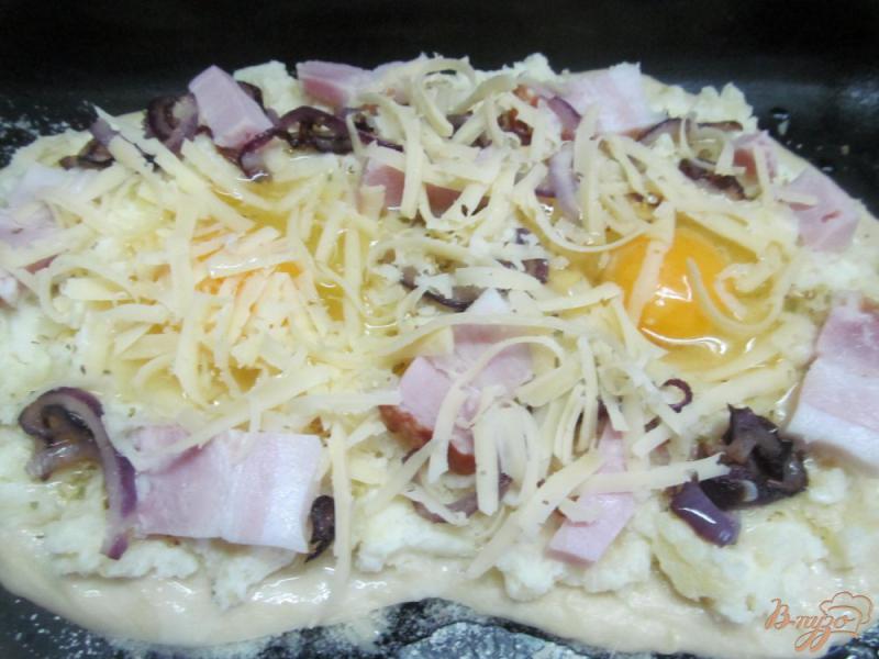 Фото приготовление рецепта: Картофельная пицца с яйцом шаг №7