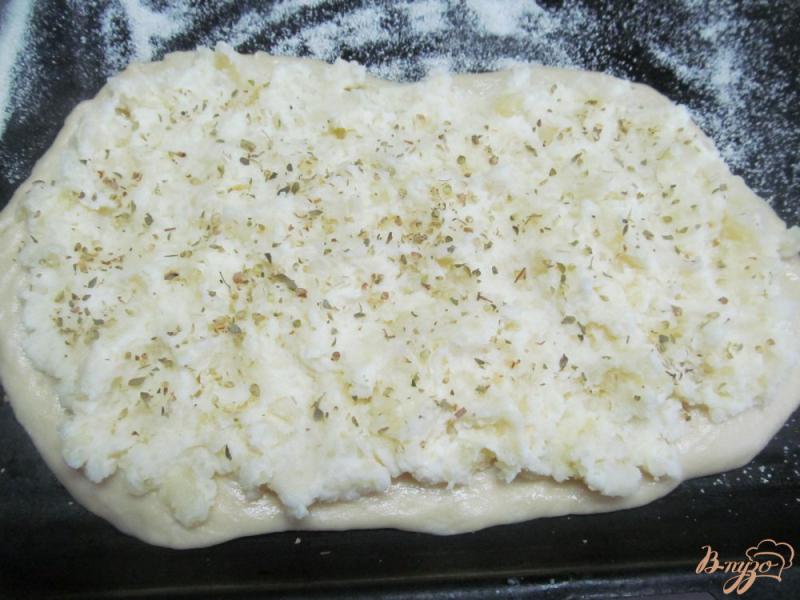 Фото приготовление рецепта: Картофельная пицца с яйцом шаг №5