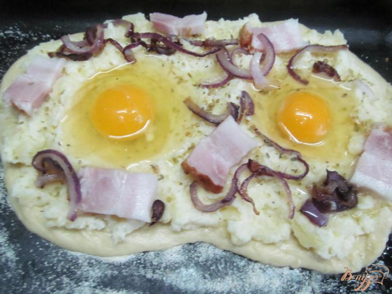 Фото приготовление рецепта: Картофельная пицца с яйцом шаг №6