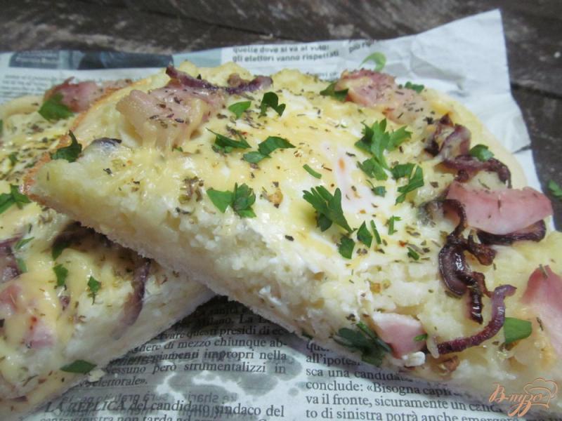 Фото приготовление рецепта: Картофельная пицца с яйцом шаг №9