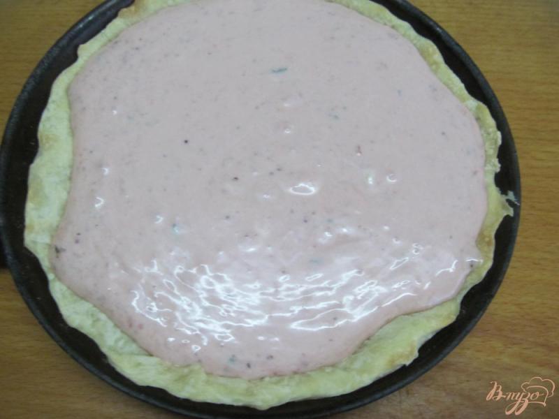 Фото приготовление рецепта: Пирог из слоеного теста с клубничным кремом шаг №5
