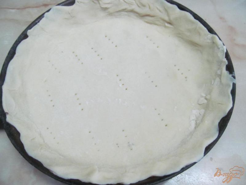 Фото приготовление рецепта: Пирог из слоеного теста с клубничным кремом шаг №2