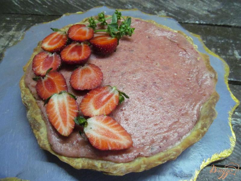 Фото приготовление рецепта: Пирог из слоеного теста с клубничным кремом шаг №6