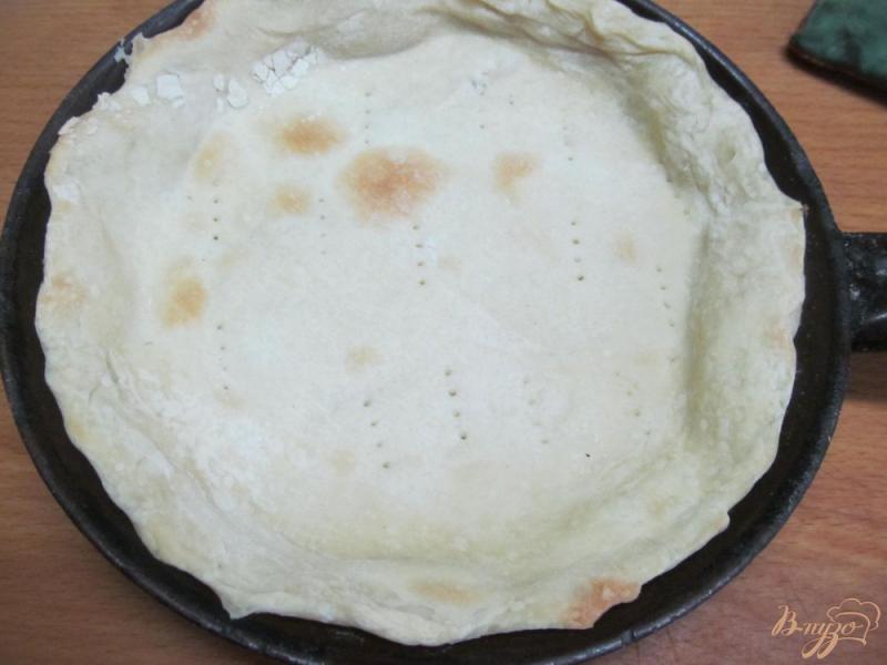 Фото приготовление рецепта: Пирог из слоеного теста с клубничным кремом шаг №4