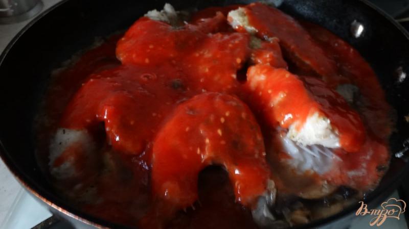 Фото приготовление рецепта: Треска в томатно-грибном соусе шаг №5
