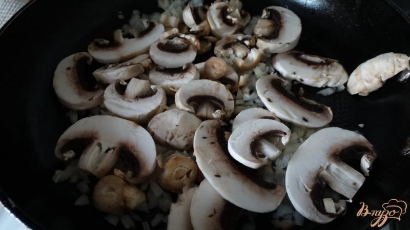 Фото приготовление рецепта: Треска в томатно-грибном соусе шаг №2