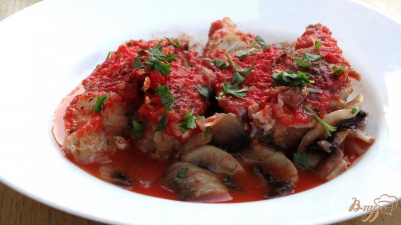 Фото приготовление рецепта: Треска в томатно-грибном соусе шаг №7