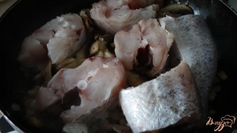 Фото приготовление рецепта: Треска в томатно-грибном соусе шаг №3