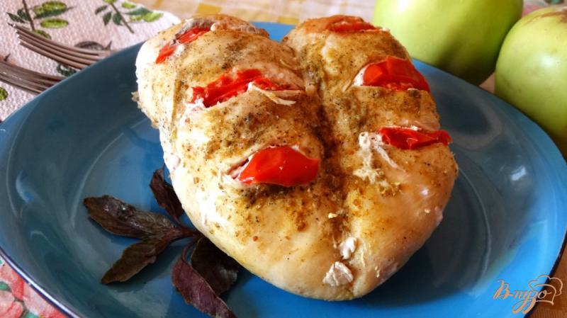 Фото приготовление рецепта: Куриная грудка фаршированная томатами шаг №5